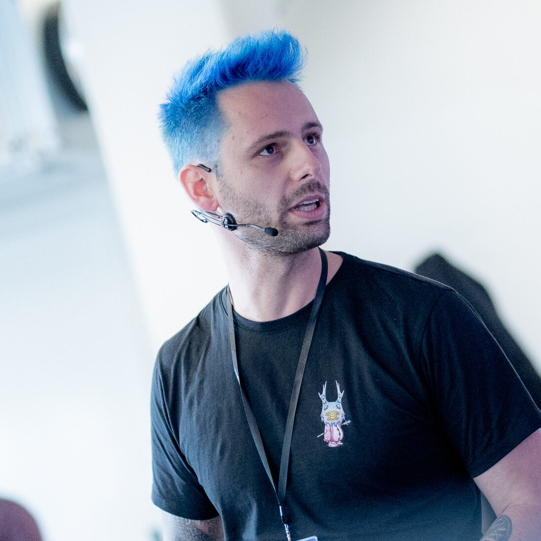 Lukas Hüttis mit Headset-Mikrofon bei einem Workshop